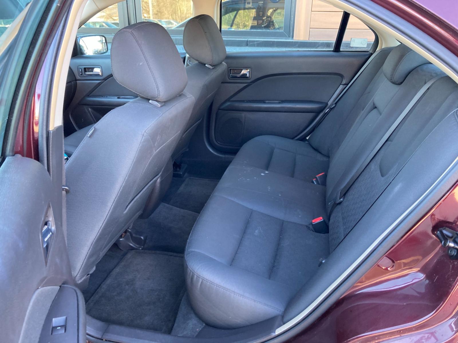 2012 Bordeaux Reserve Met Ford Fusion SE (3FAHP0HG1CR) with an 3.0L V6 DOHC 24V engine, located at 1800 South Ihm Blvd, Freeport, IL, 61032, (815) 232-5543, 42.278645, -89.607994 - Fusion SE 4D Sedan - Photo #7